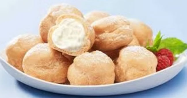 Cream puffs with Chocolate Sauce